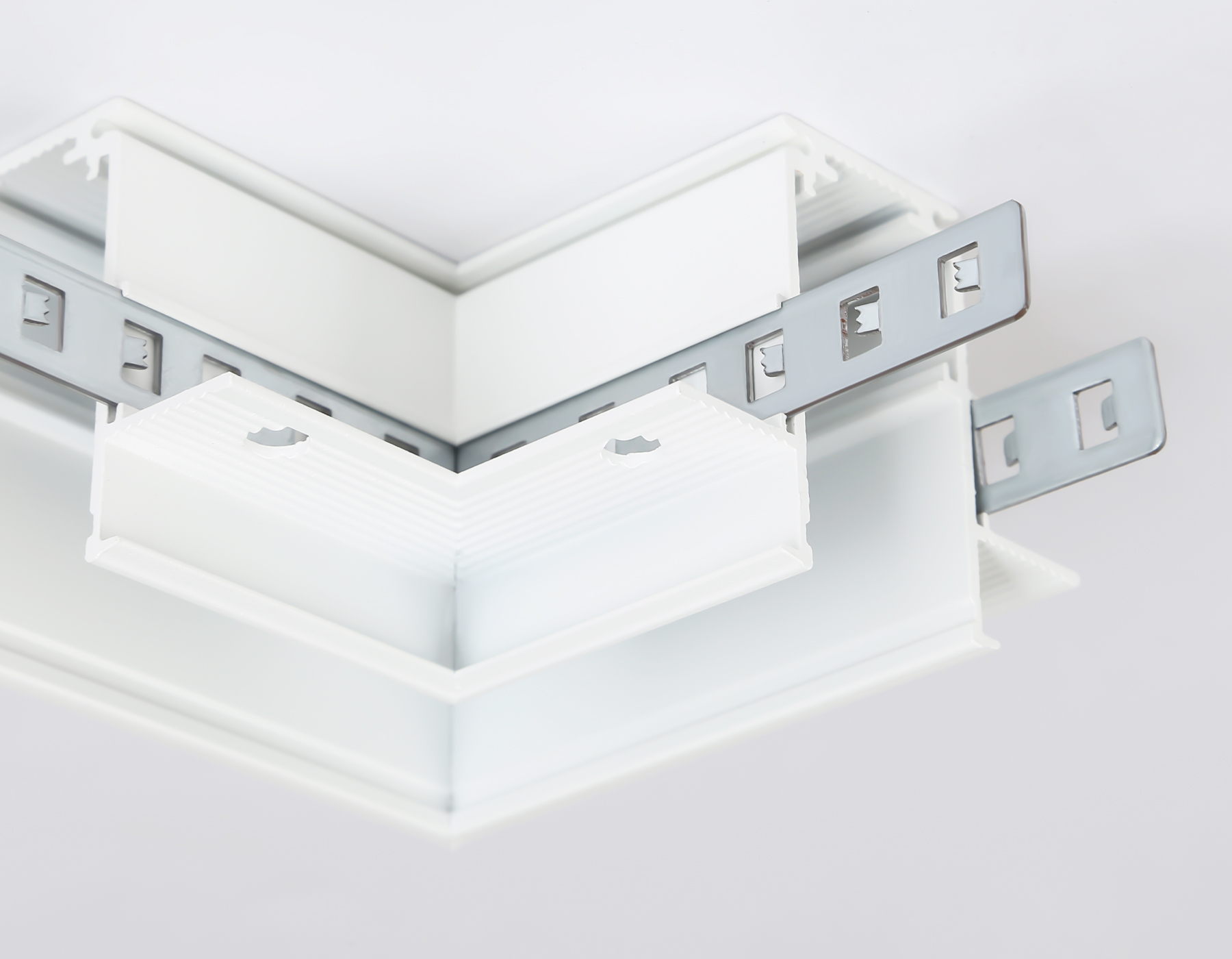 GL3352 WH белый коннектор угловой встраиваемый 85*85*H46.8