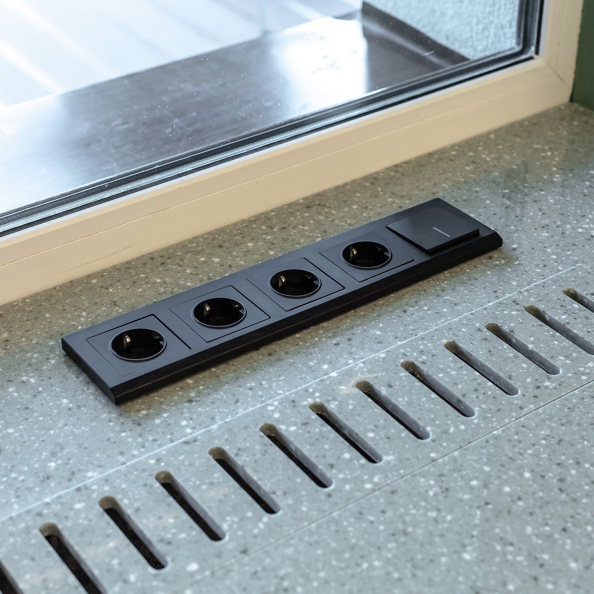 Розетка с заземлением WERKEL (черный матовый) WL08-SKG-01-IP20 / W1171008 / a029860