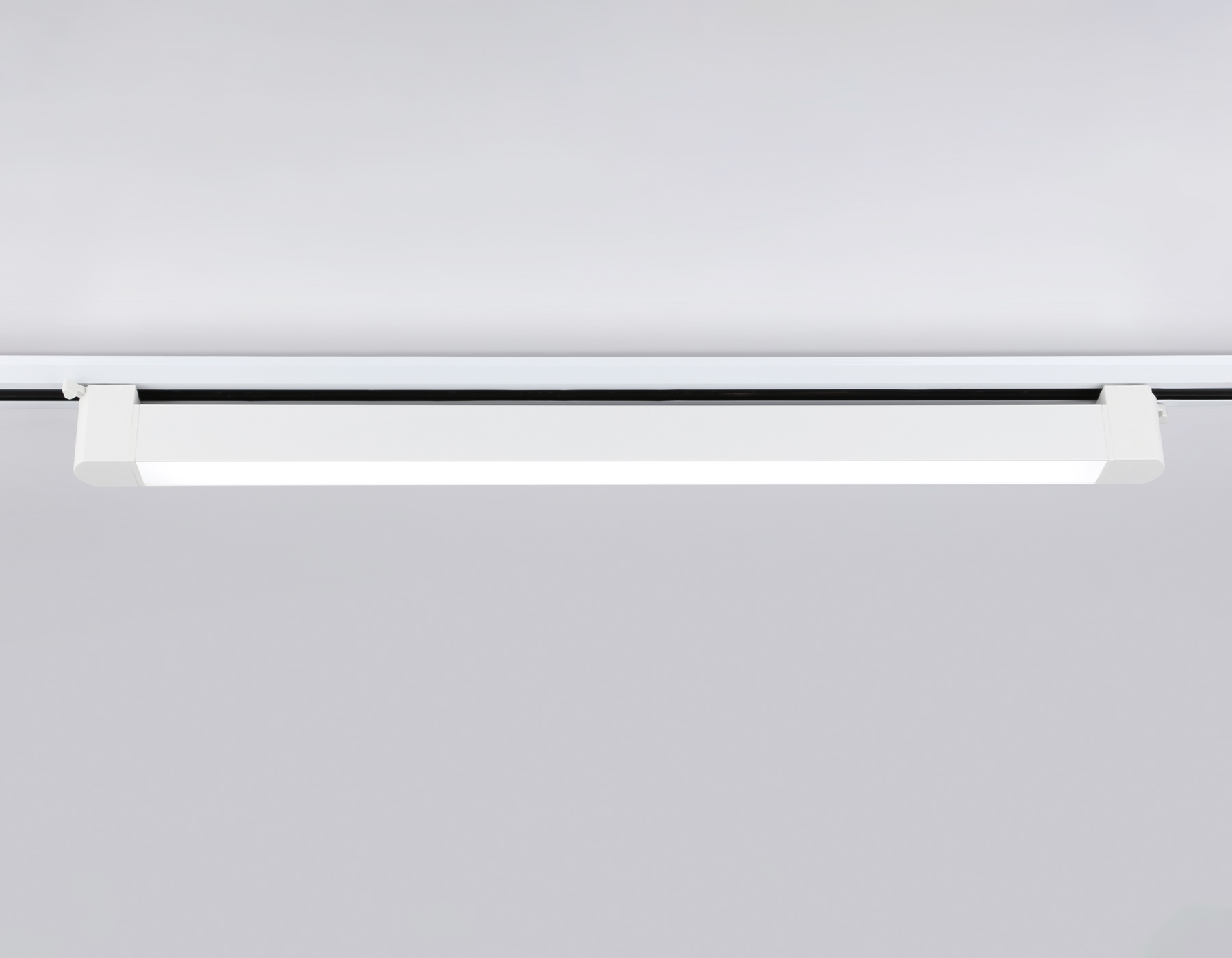 Трековый однофазный светильник Ambrella GL6742 WH белый IP20 40W 4200K 590*35*57