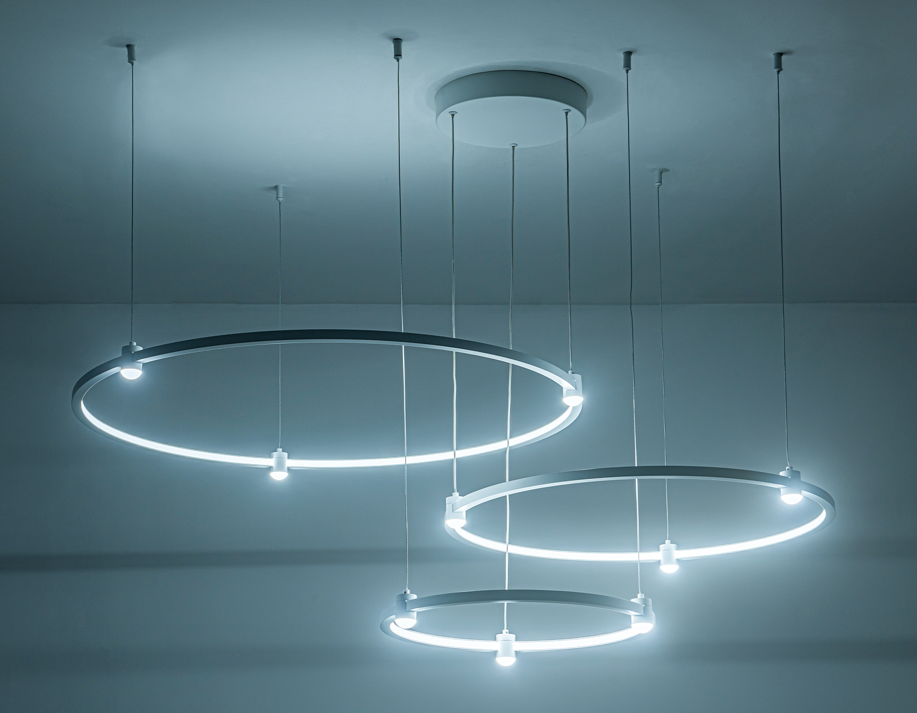 Подвесной LED светильник FL5533/3+9 WH белый 90W 3000K/4200K/6400K D800/600/400*1300 (без ПДУ)