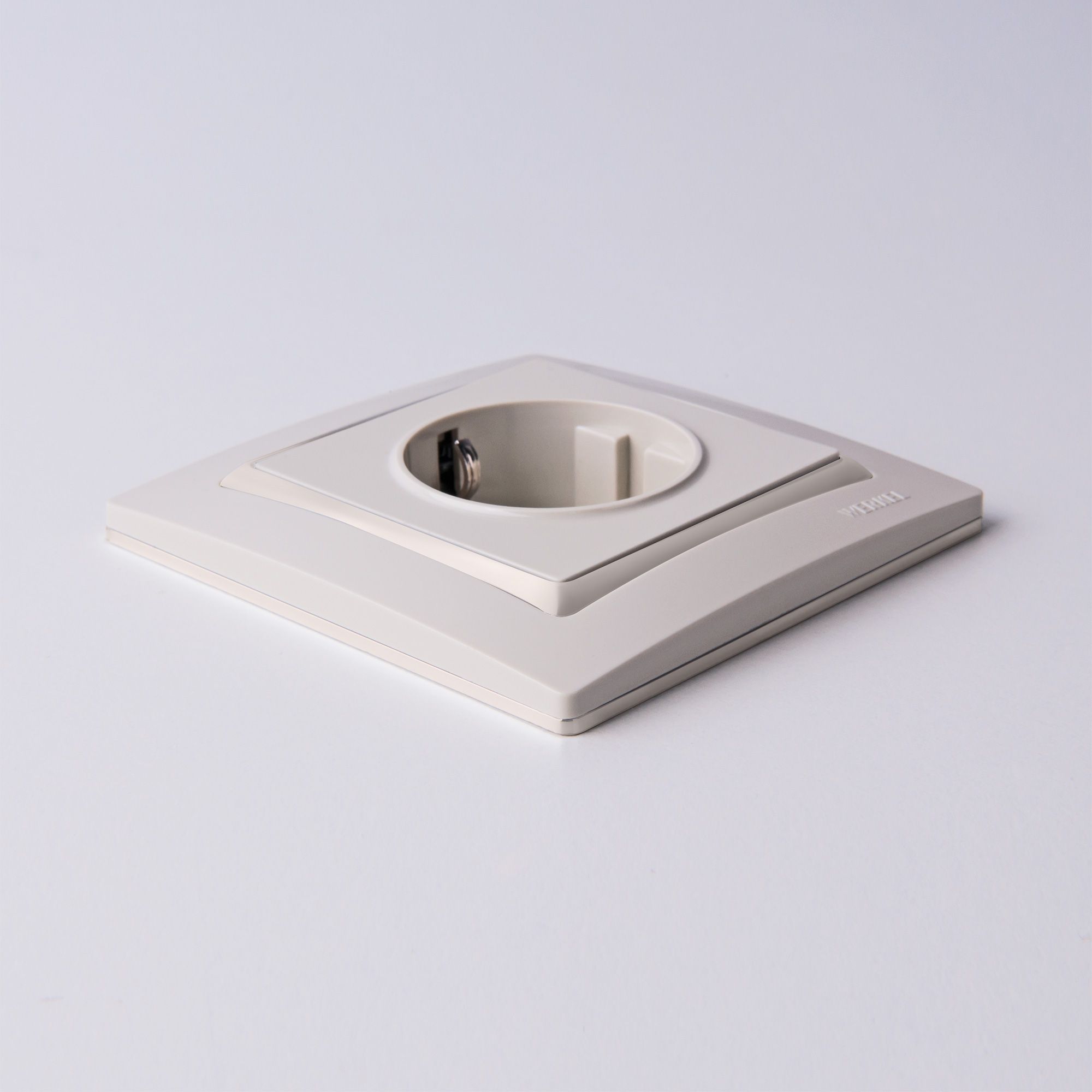 Розетка с заземлением и шторками WERKEL (слоновая кость) WL03-SKGS-01-IP44-ivory / W1171103 / a028893