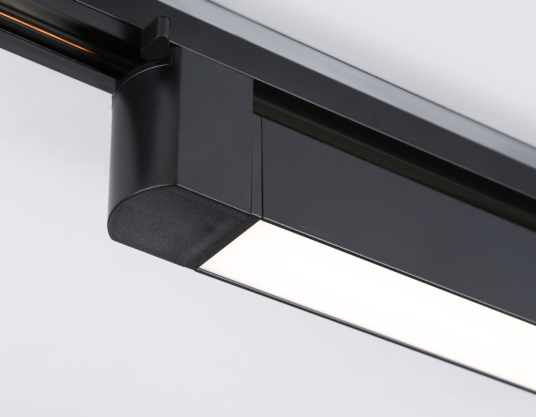 Трековый однофазный светильник Ambrella GL6733 BK черный IP20 20W 4200K 323*35*57