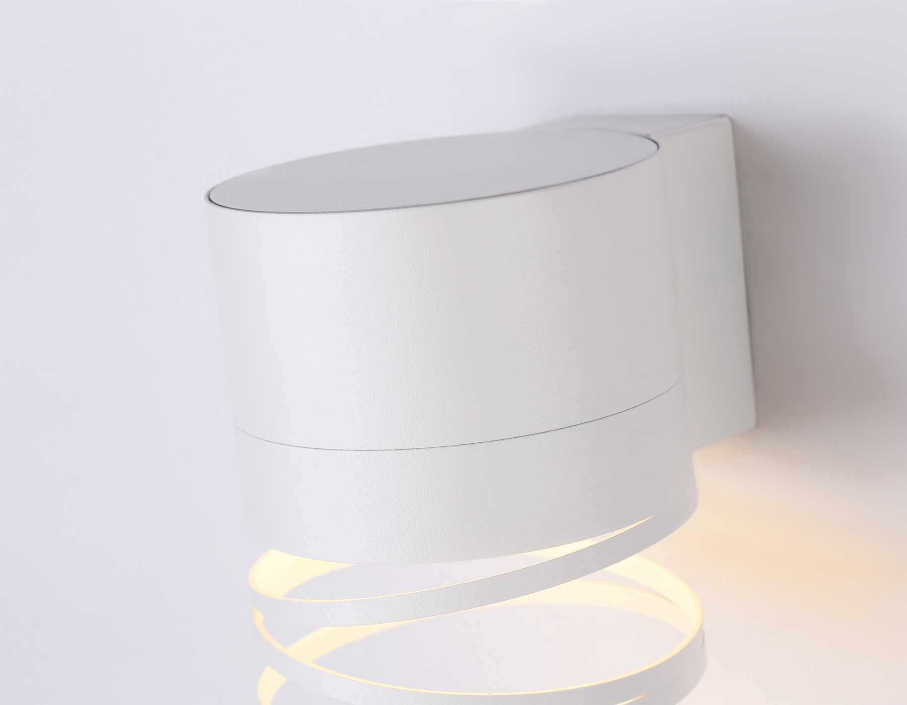 Настенный светильник Ambrella TN71111 WH белый GX53 max 12W 110*82*100