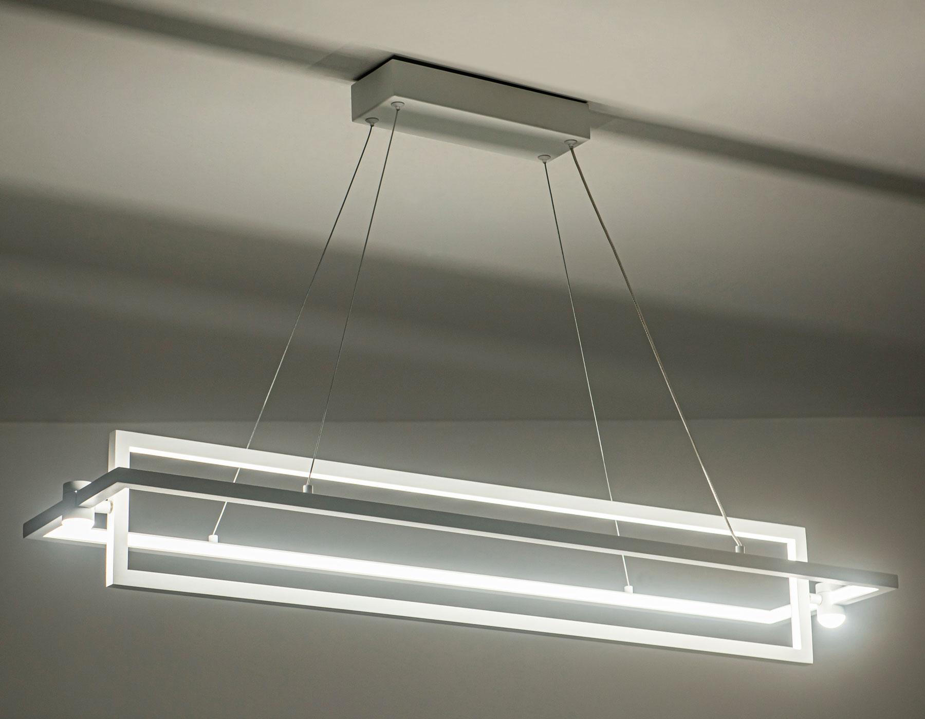 Подвесной LED светильник FL5735/2+2 WH белый 45W 3000K/4200K/6400K 900*220*1300 (без ПДУ)