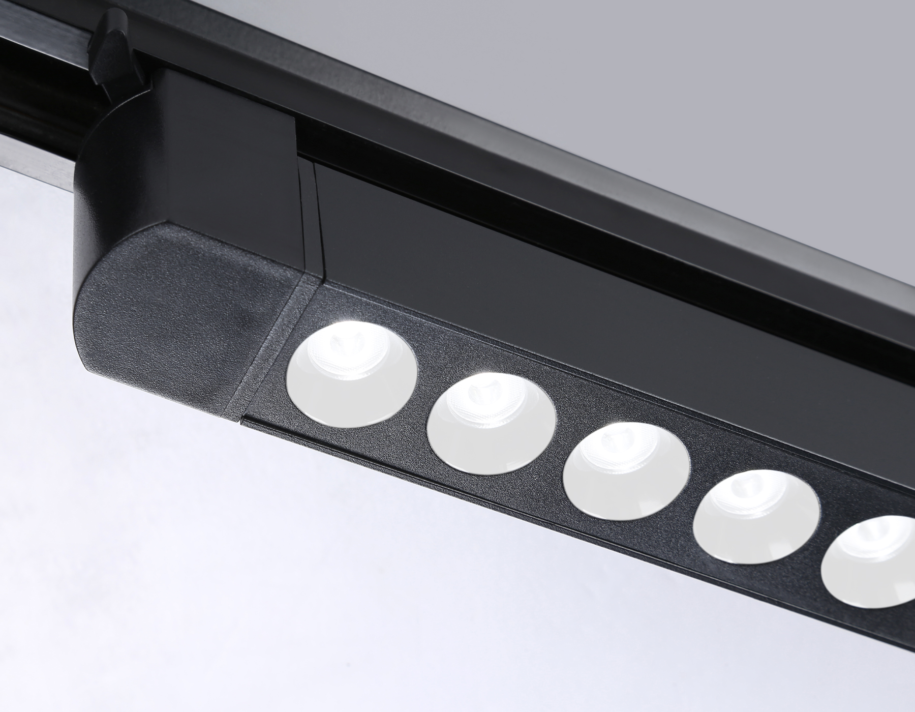 Трековый однофазный светильник Ambrella GL6721 BK черный IP20 40W 4200K 24° 590*35*57