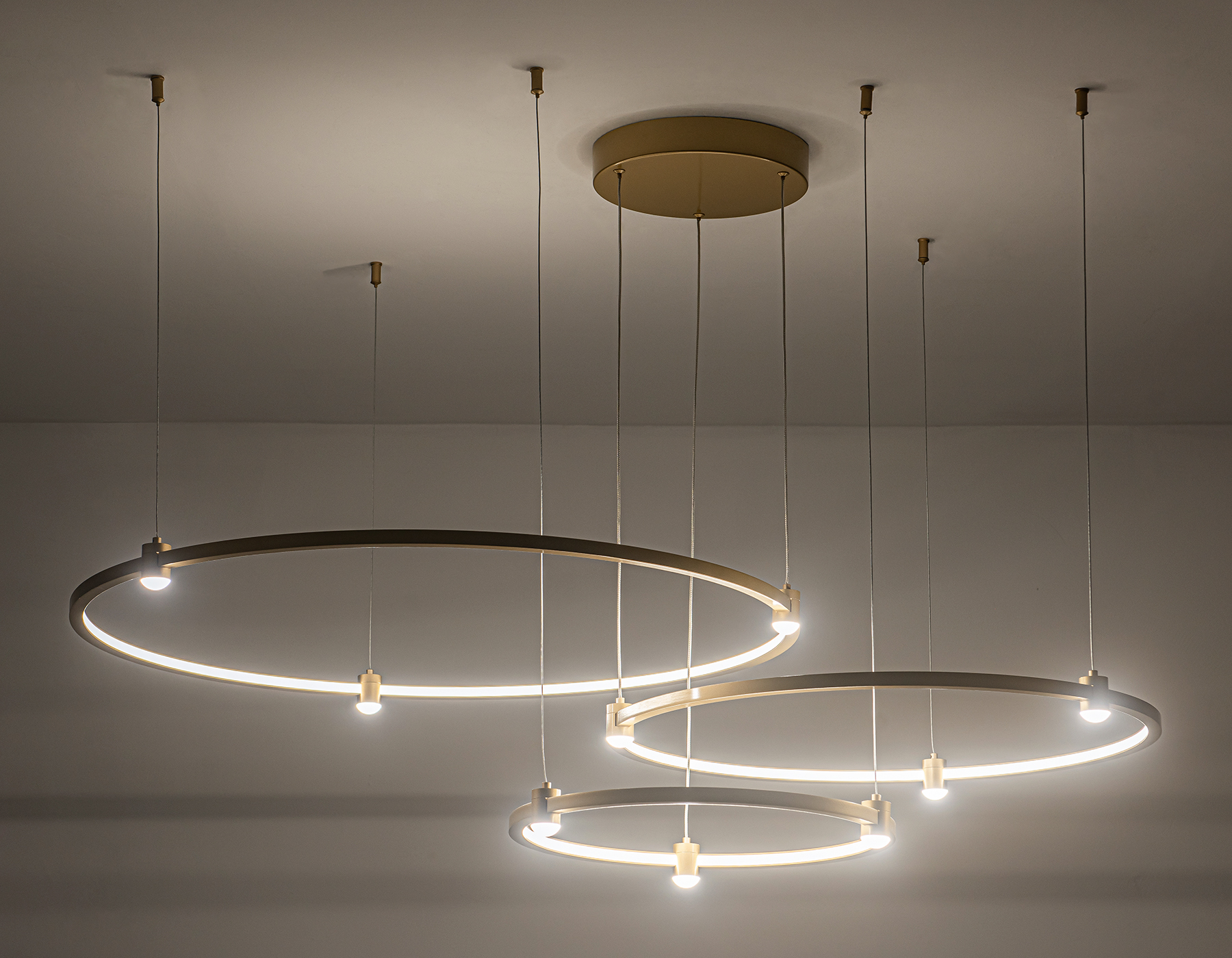 Подвесной LED светильник FL5537/3+9 GD золото 90W 3000K/4200K/6400K D800/600/400*1300 (без ПДУ)