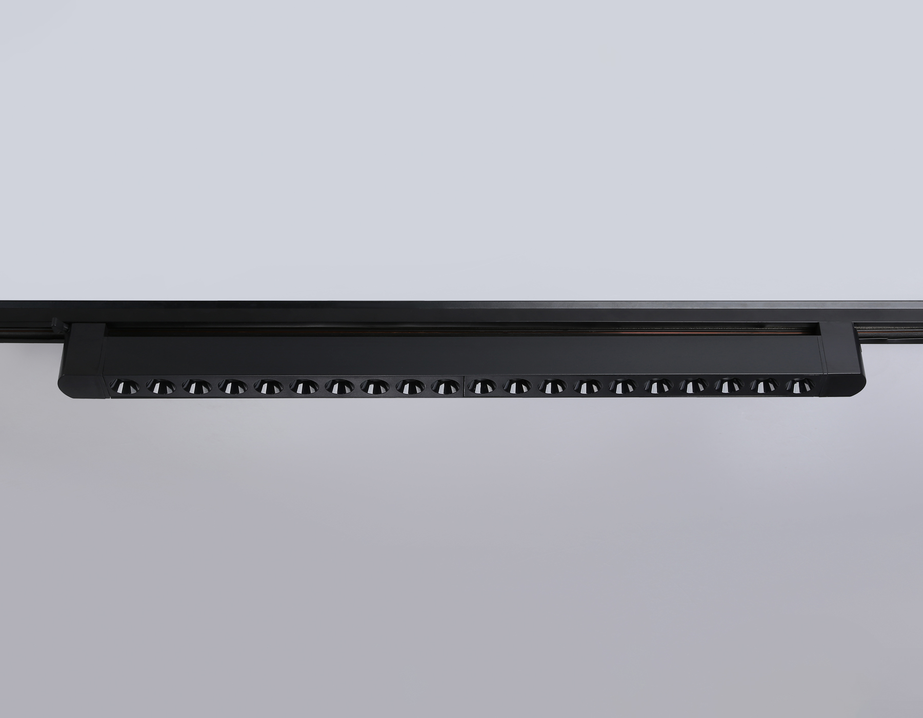 Трековый однофазный светильник Ambrella GL6721 BK черный IP20 40W 4200K 24° 590*35*57