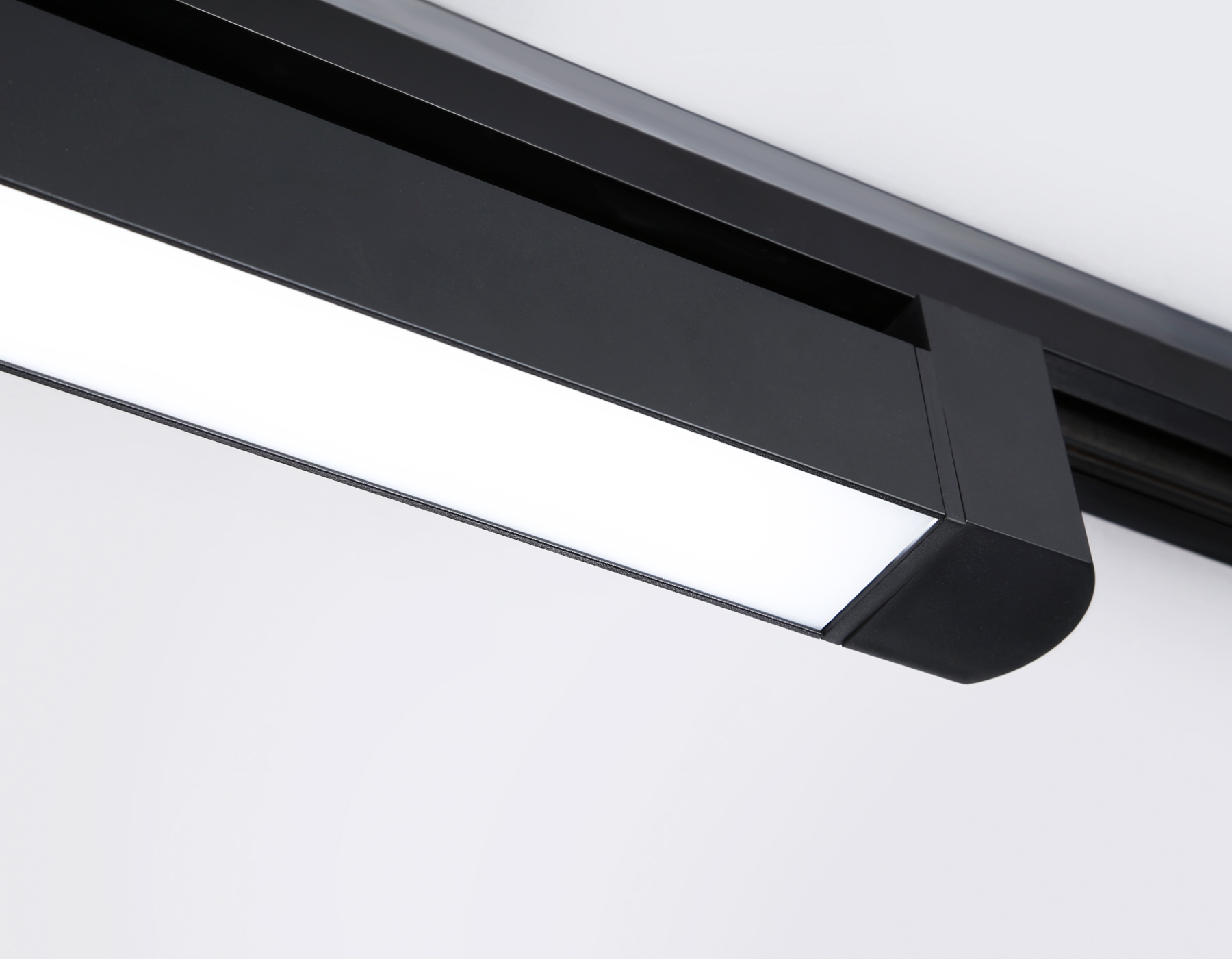 Трековый однофазный светильник Ambrella GL6745 BK черный IP20 40W 4200K 590*35*57