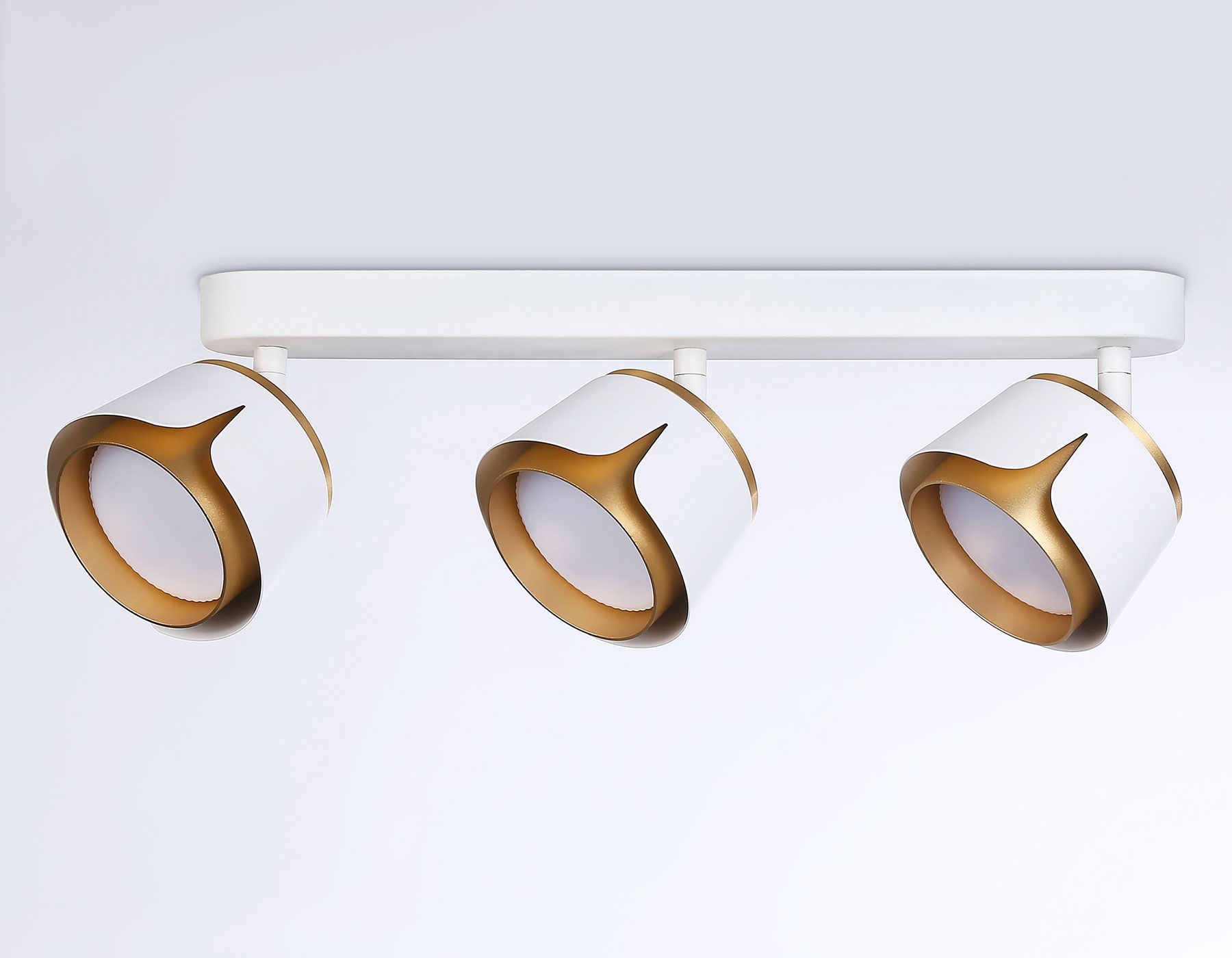 Накладной поворотный спот Ambrella TN71235/3 WH/GD белый/золото GX53/3 380*100*147