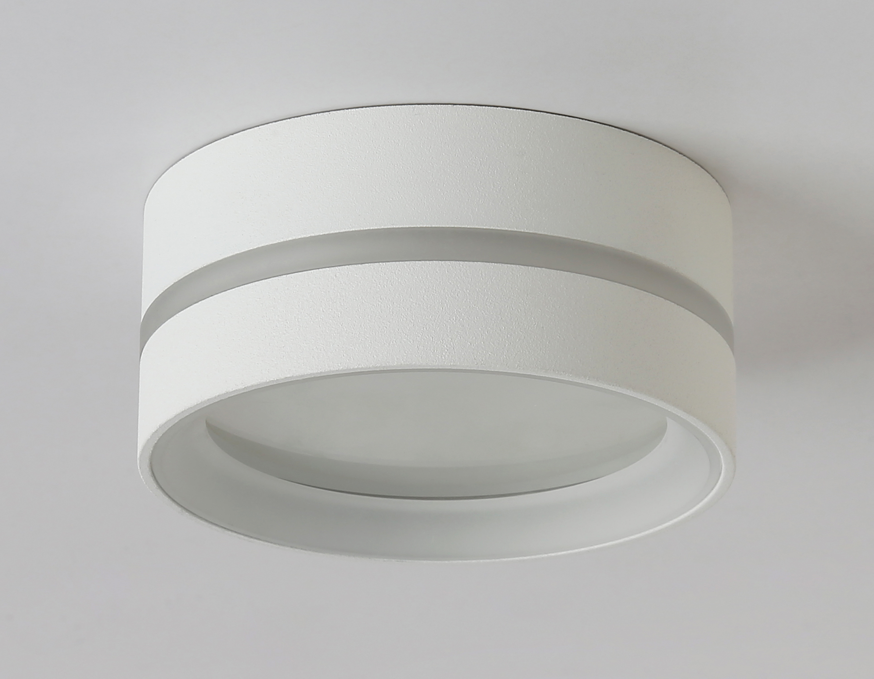 Накладной светильник Ambrella TN5388 SWH/FR белый песок/белый матовый GX53 IP44 D85*41