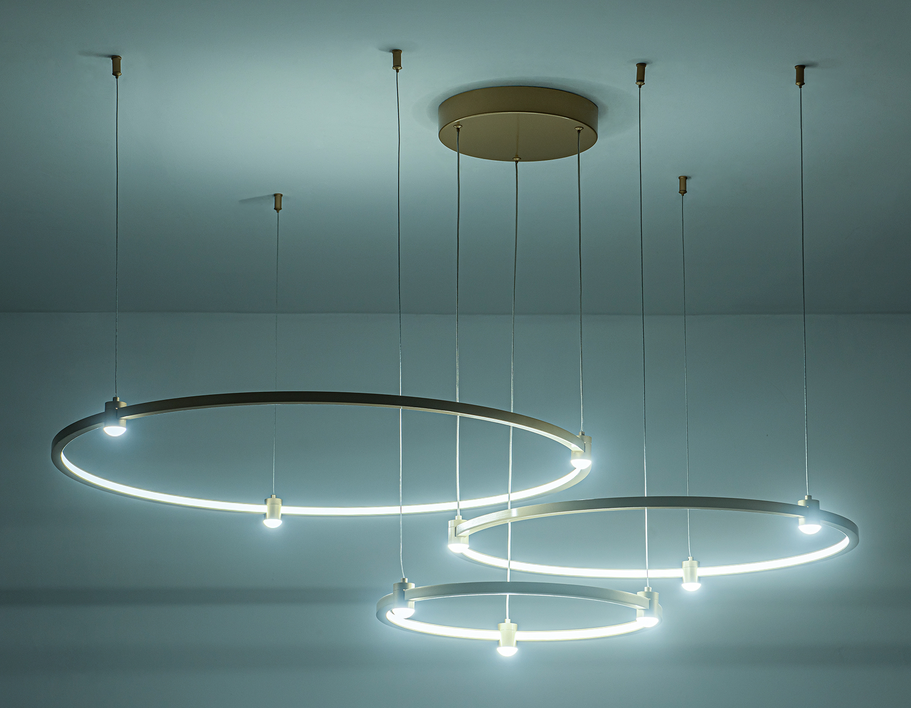 Подвесной LED светильник FL5537/3+9 GD золото 90W 3000K/4200K/6400K D800/600/400*1300 (без ПДУ)