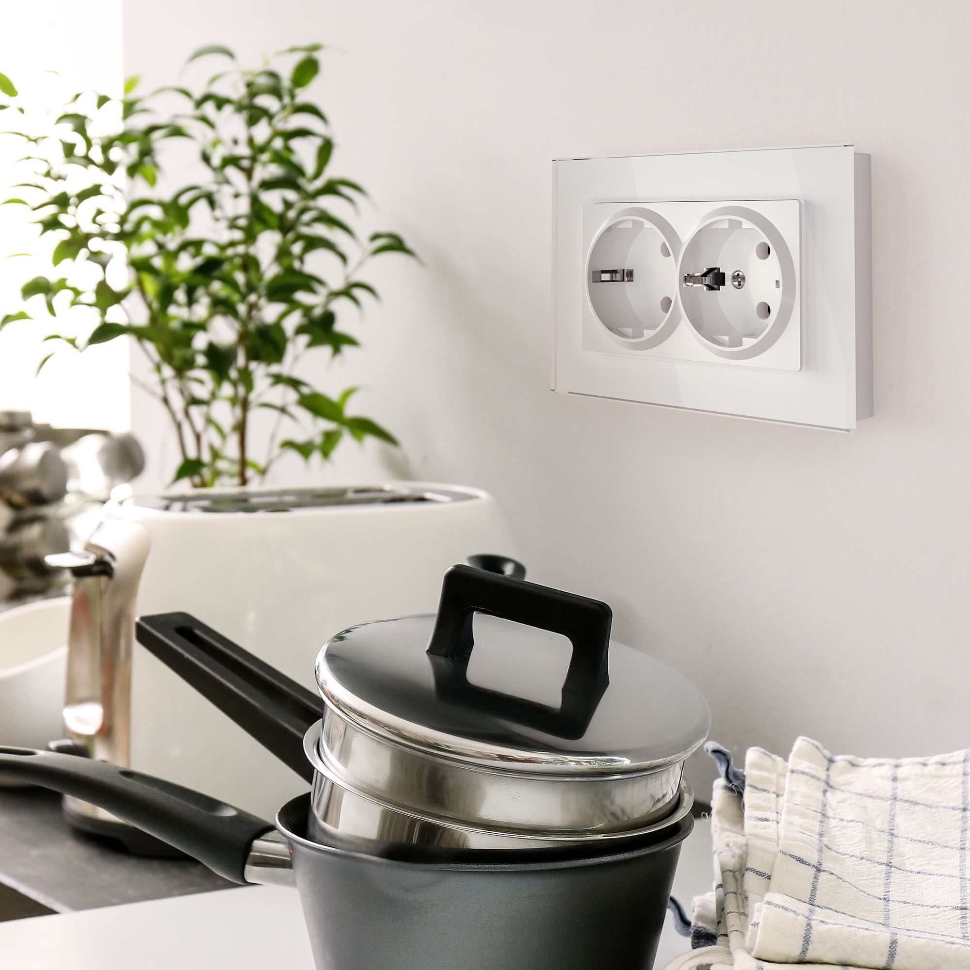 Розетка двойная c заземлением WERKEL (белый) WL01-SKG-02-IP20 / W1172001 / a033471