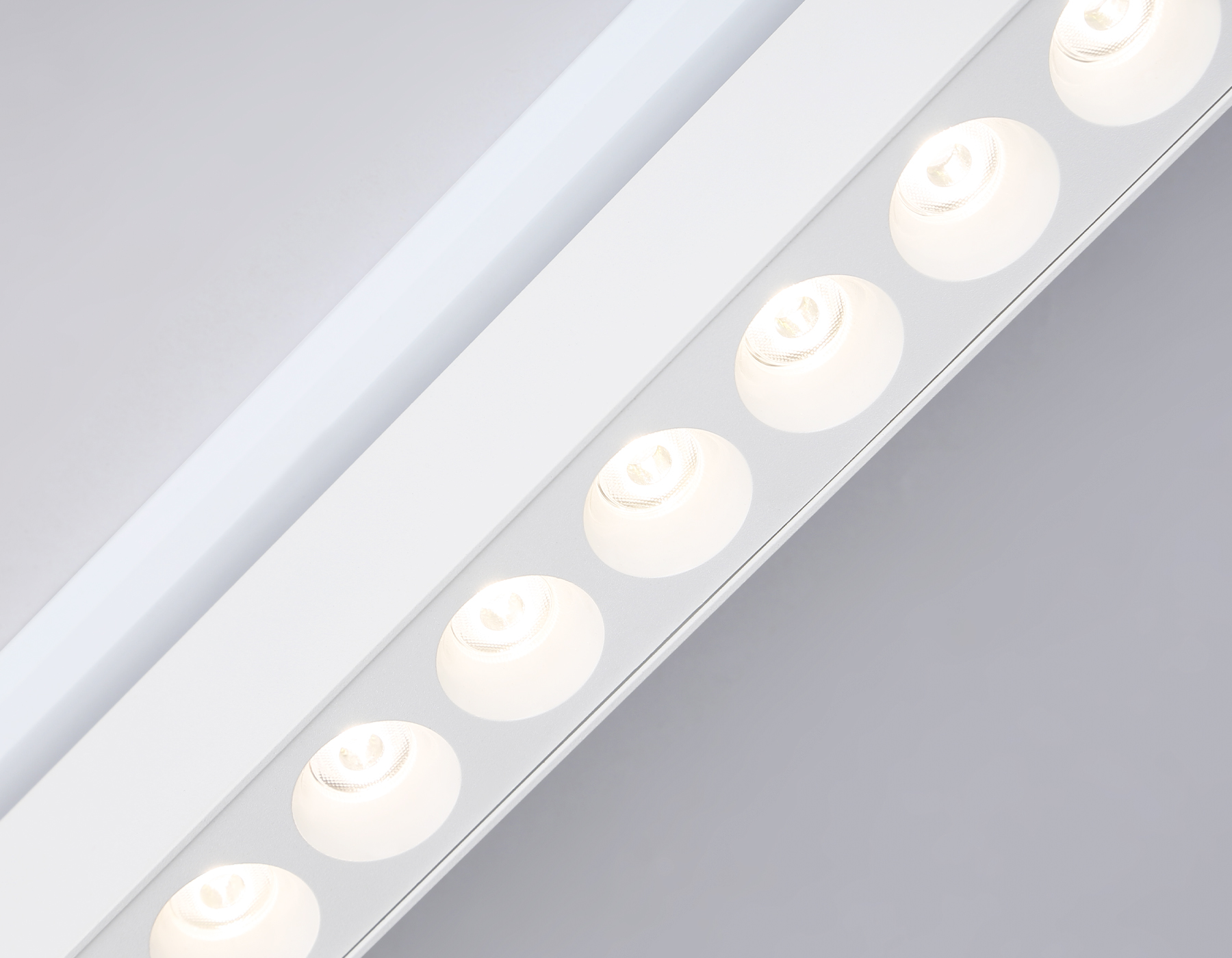 Трековый однофазный светильник Ambrella GL6712 WH белый IP20 30W 4200K 24° 458*35*57