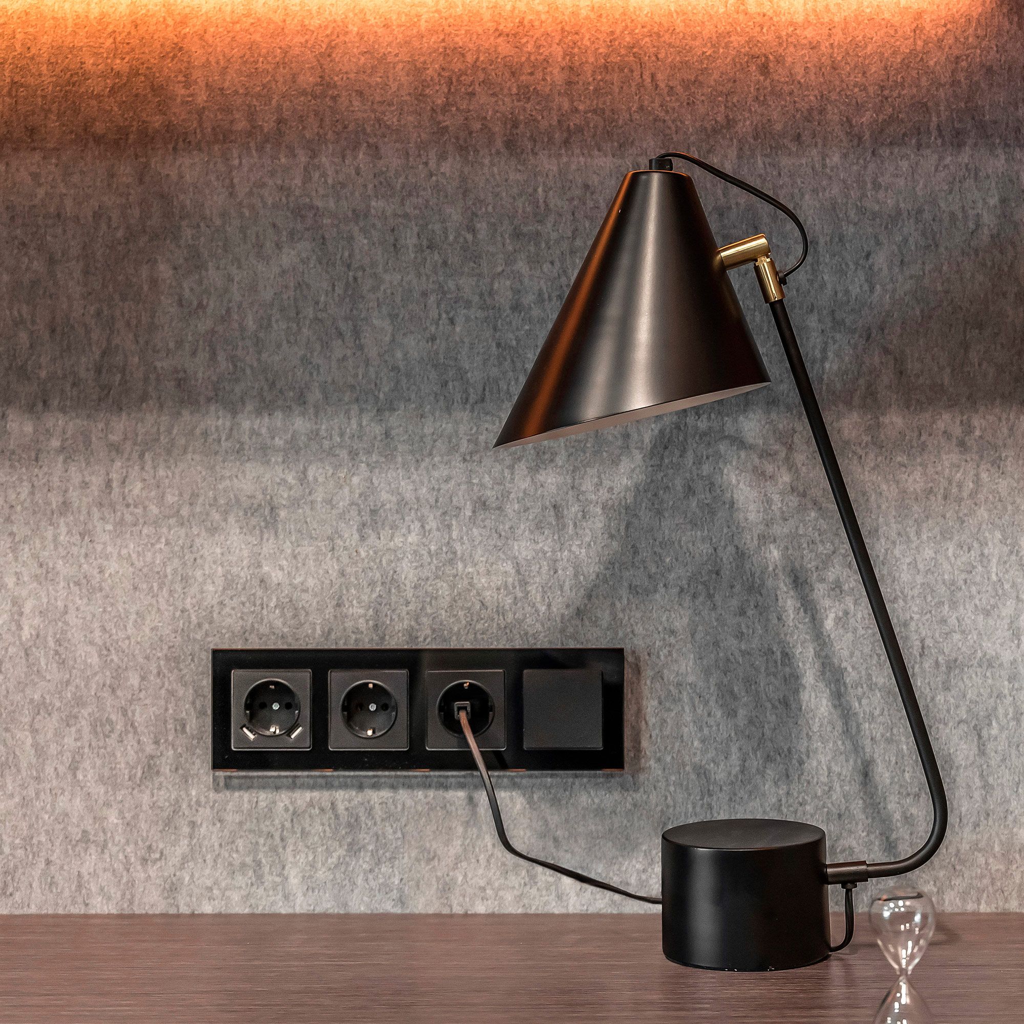 Перекрестный переключатель одноклавишный WERKEL (черный матовый) WL08-SW-1G-C / W1113008 / a033771