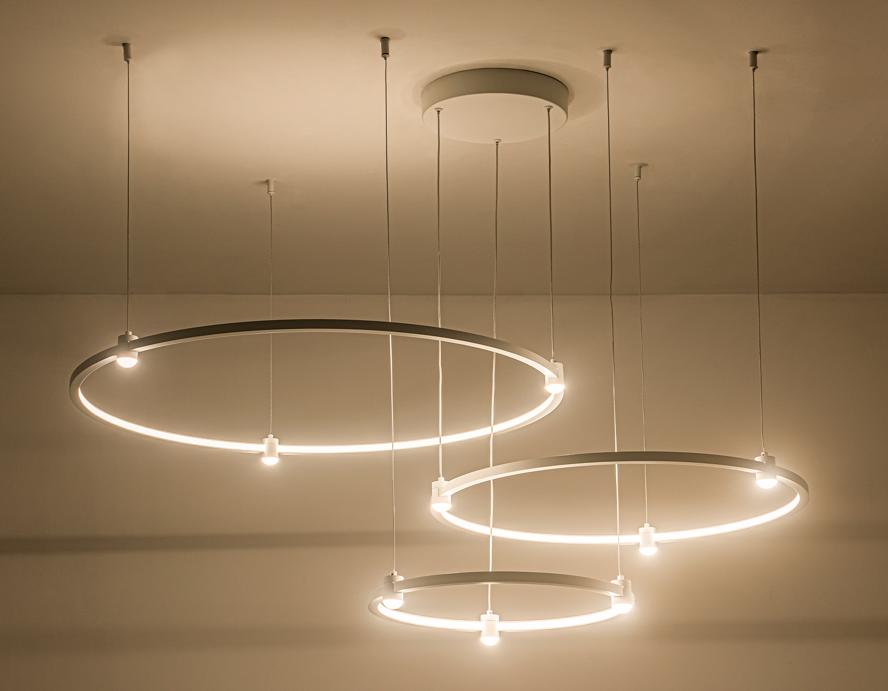 Подвесной LED светильник FL5533/3+9 WH белый 90W 3000K/4200K/6400K D800/600/400*1300 (без ПДУ)