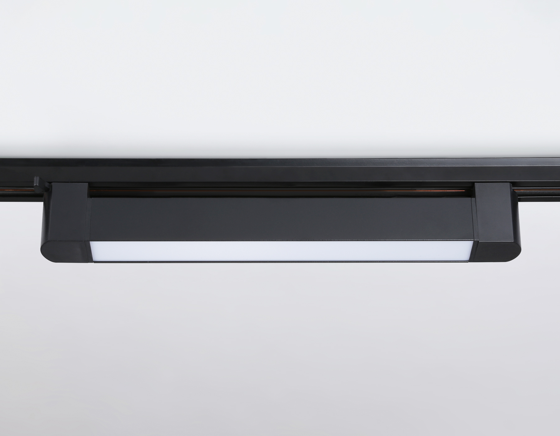 Трековый однофазный светильник Ambrella GL6733 BK черный IP20 20W 4200K 323*35*57