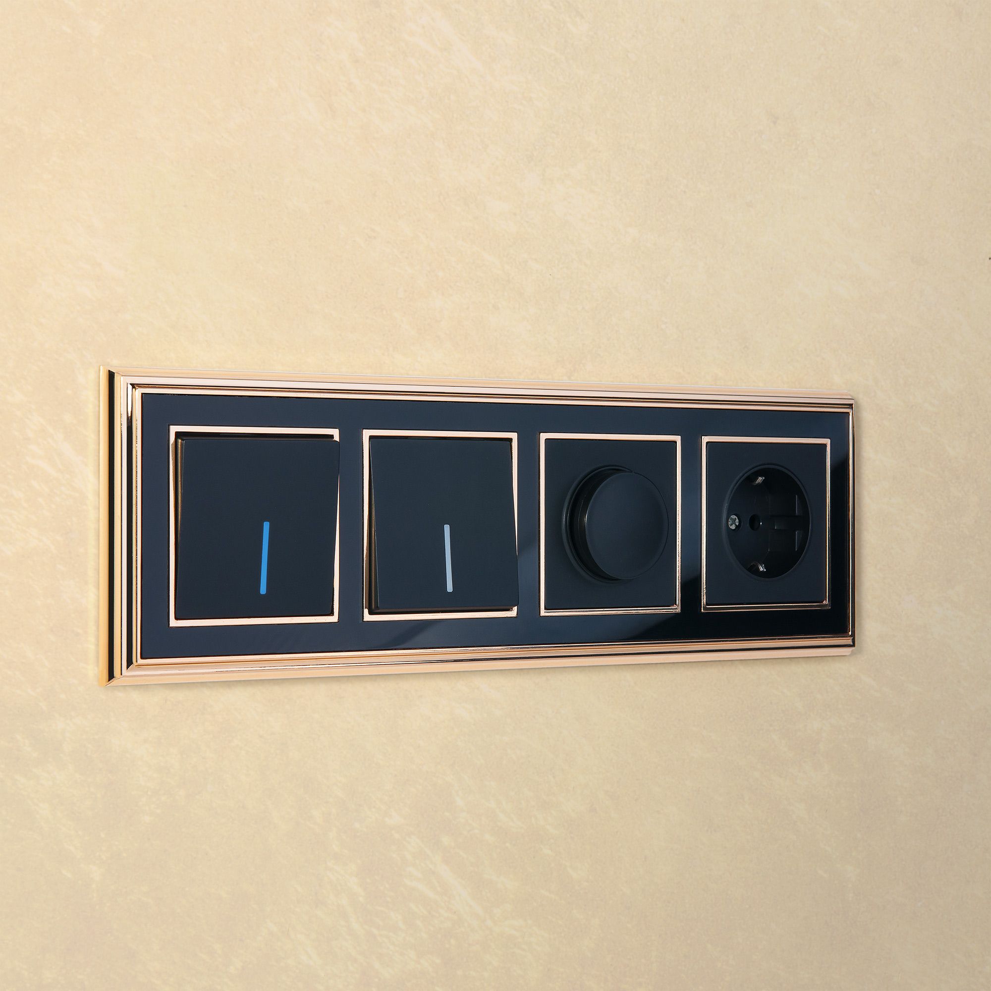 Рамка WERKEL Palacio на 4 поста (золото/черный) WL17-Frame-04 / W0041330 / a037675