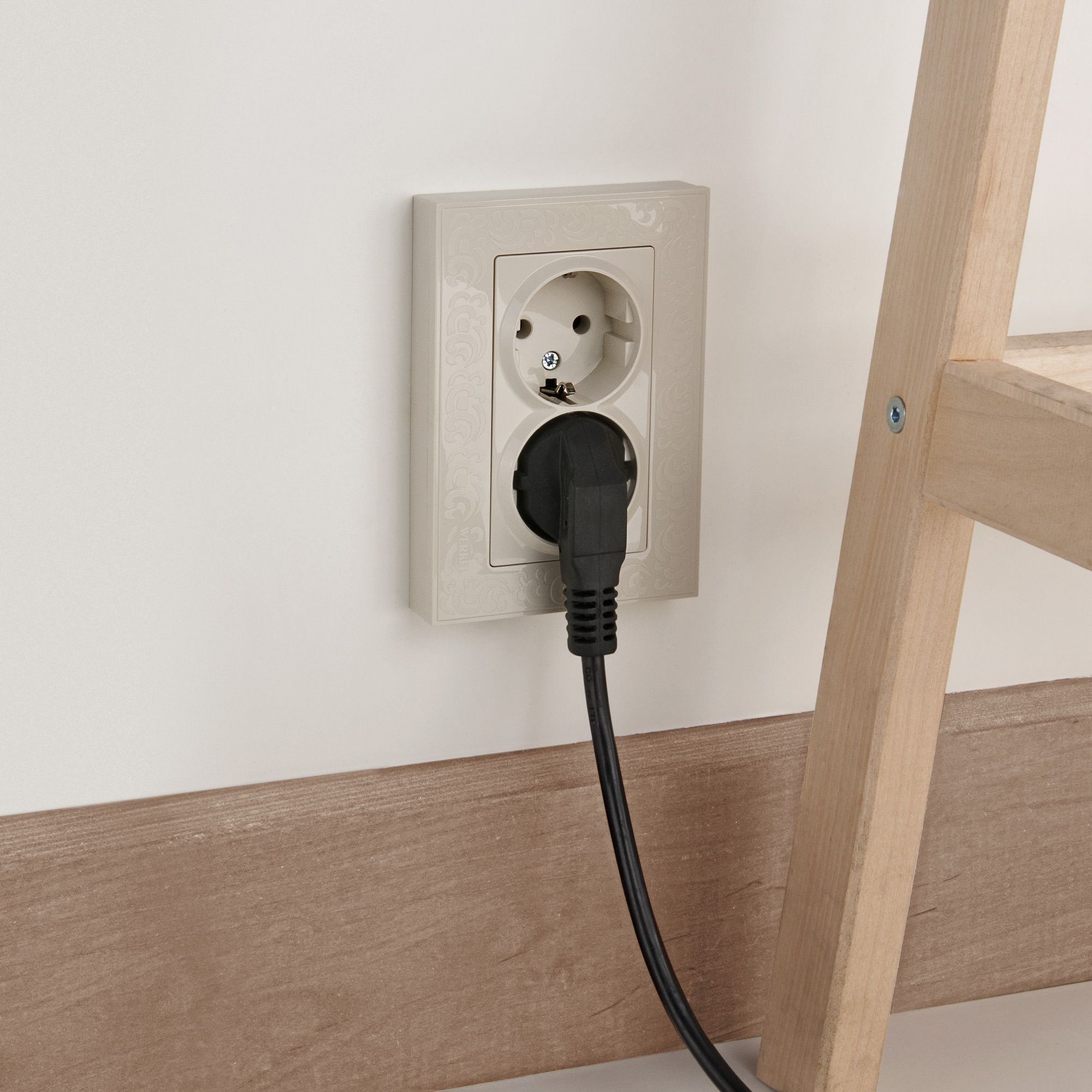 Розетка двойная с заземлением WERKEL (слоновая кость) WL03-SKG-02-IP20 / W1172003 / a033472