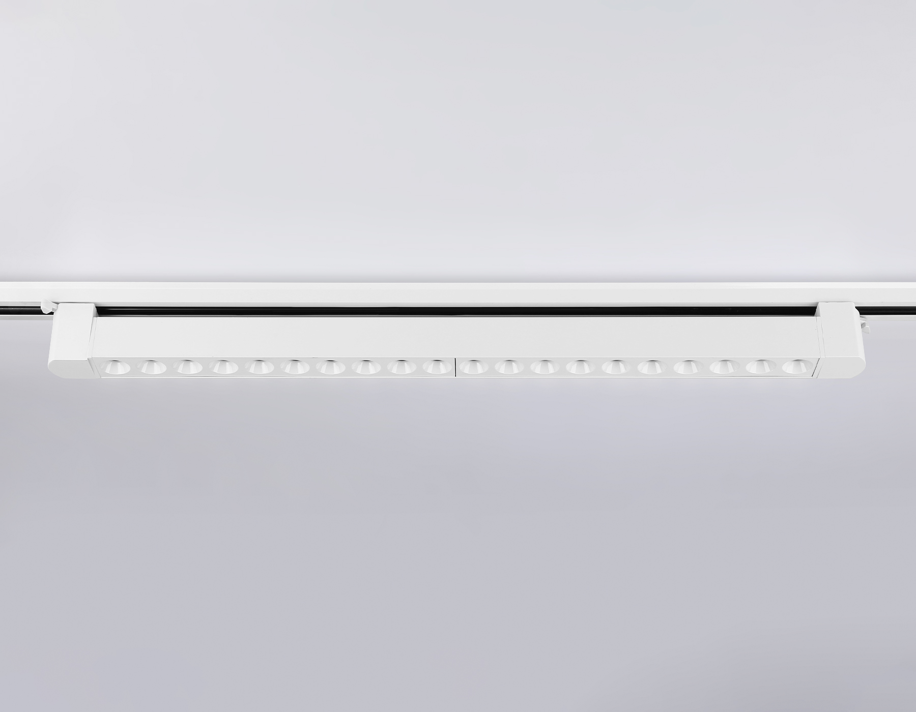 Трековый однофазный светильник Ambrella GL6718 WH белый IP20 40W 4200K 24° 590*35*57