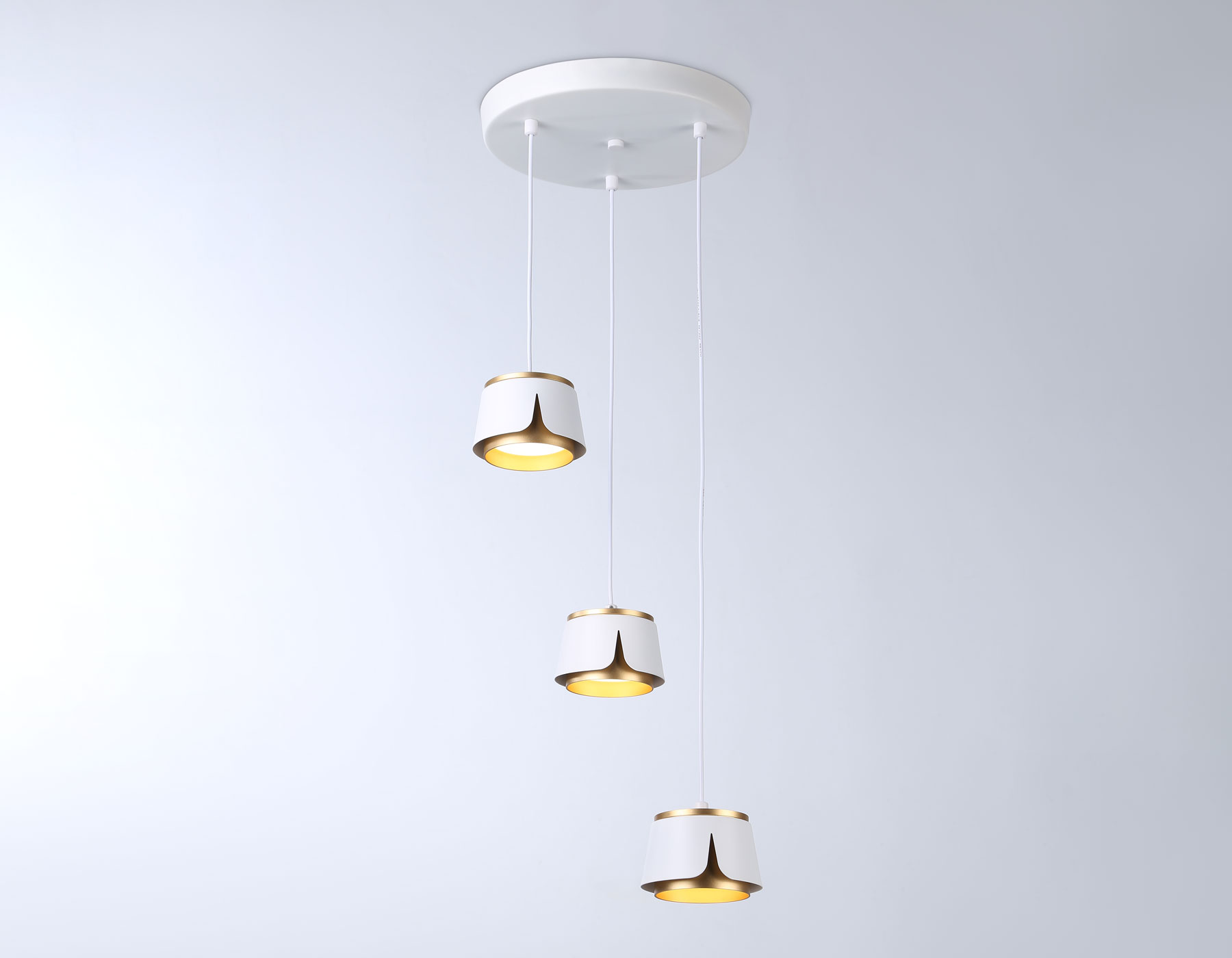 Светильник подвесной Ambrella TN71249/3 WH/GD белый/золото GX53/3 D250*1090