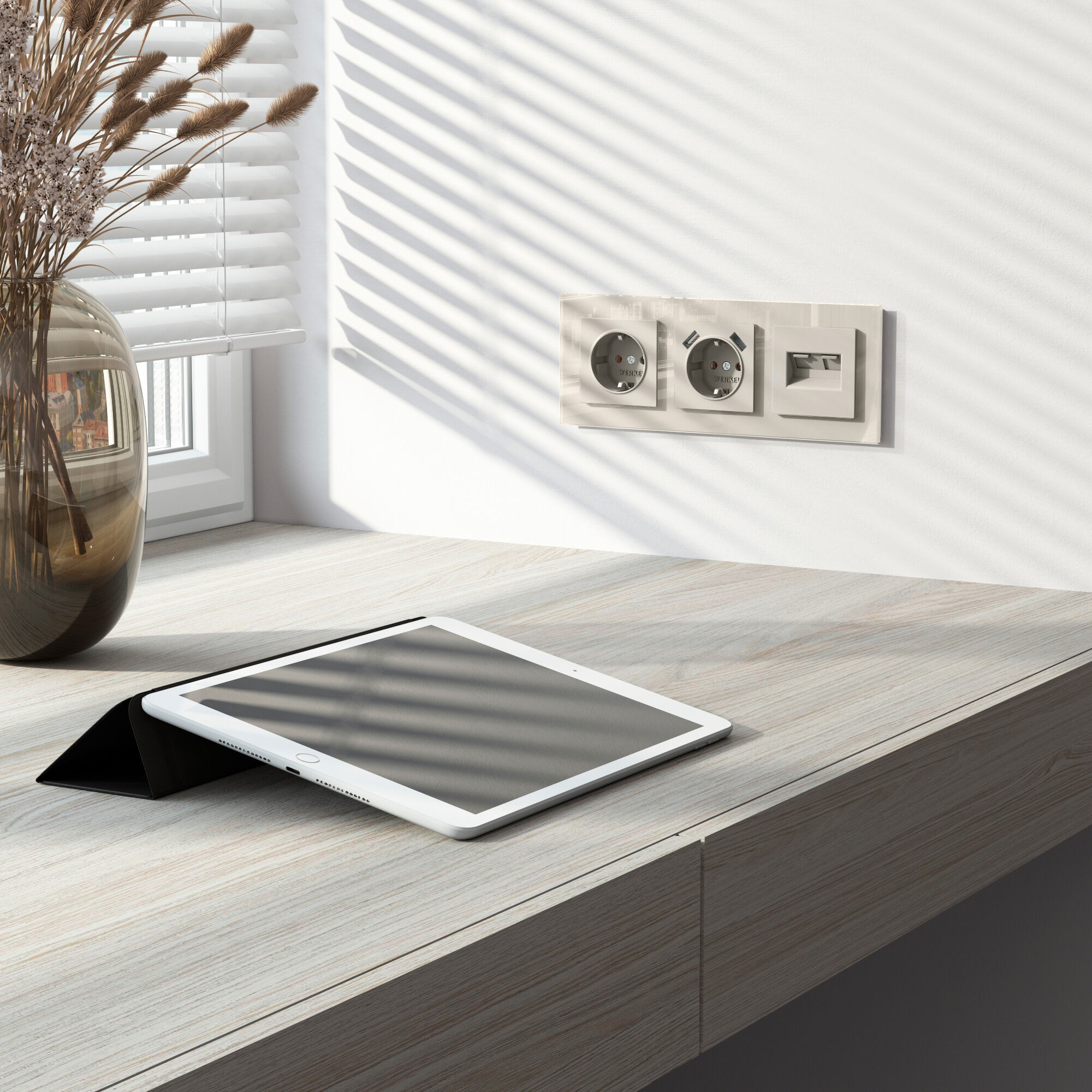 W1271104/ Розетка с заземлением и шторками (дымчатый) W1271104