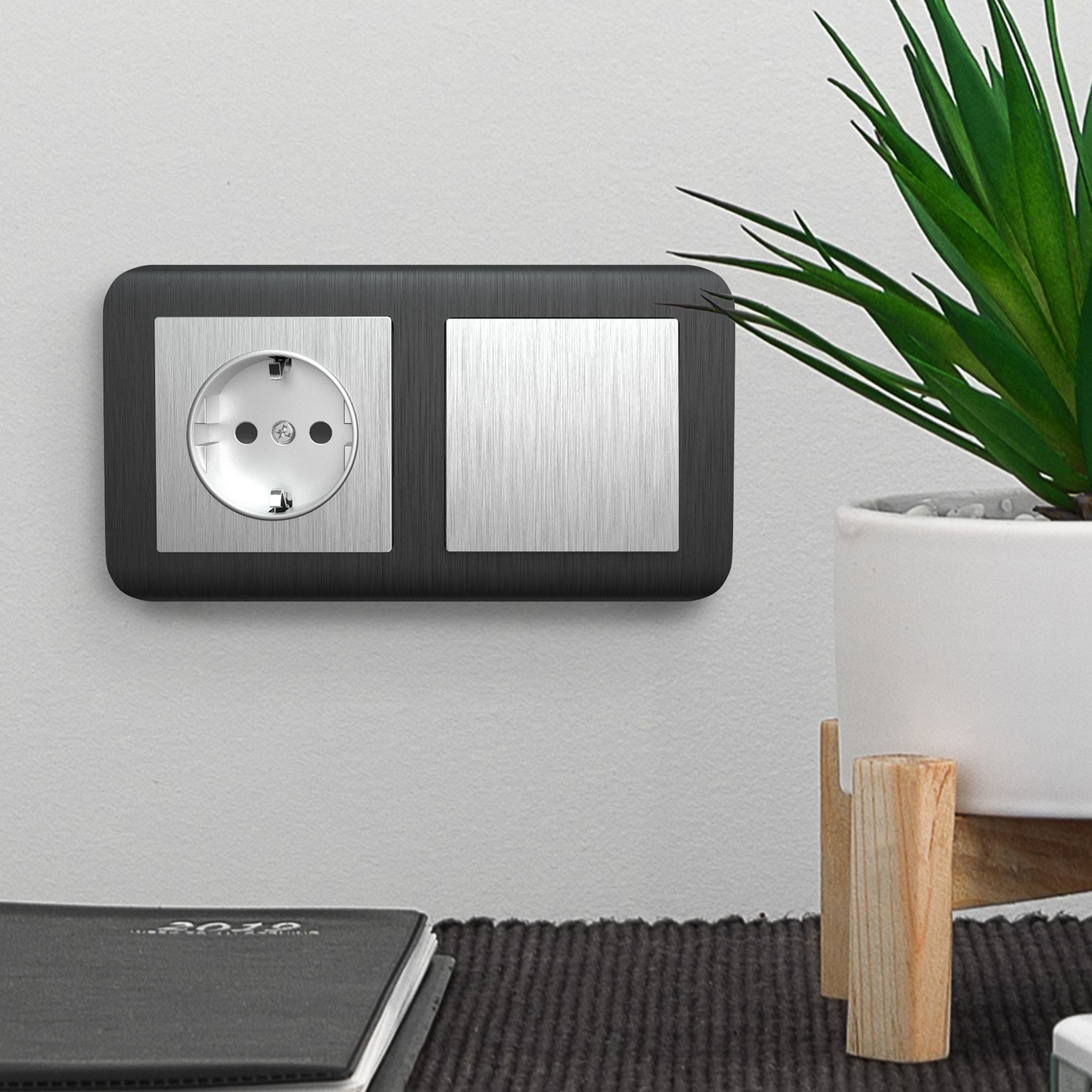 Розетка с заземлением и шторками WERKEL (cеребряный рифленый) WL09-SKGS-01-IP44 / W1171109 / a035649