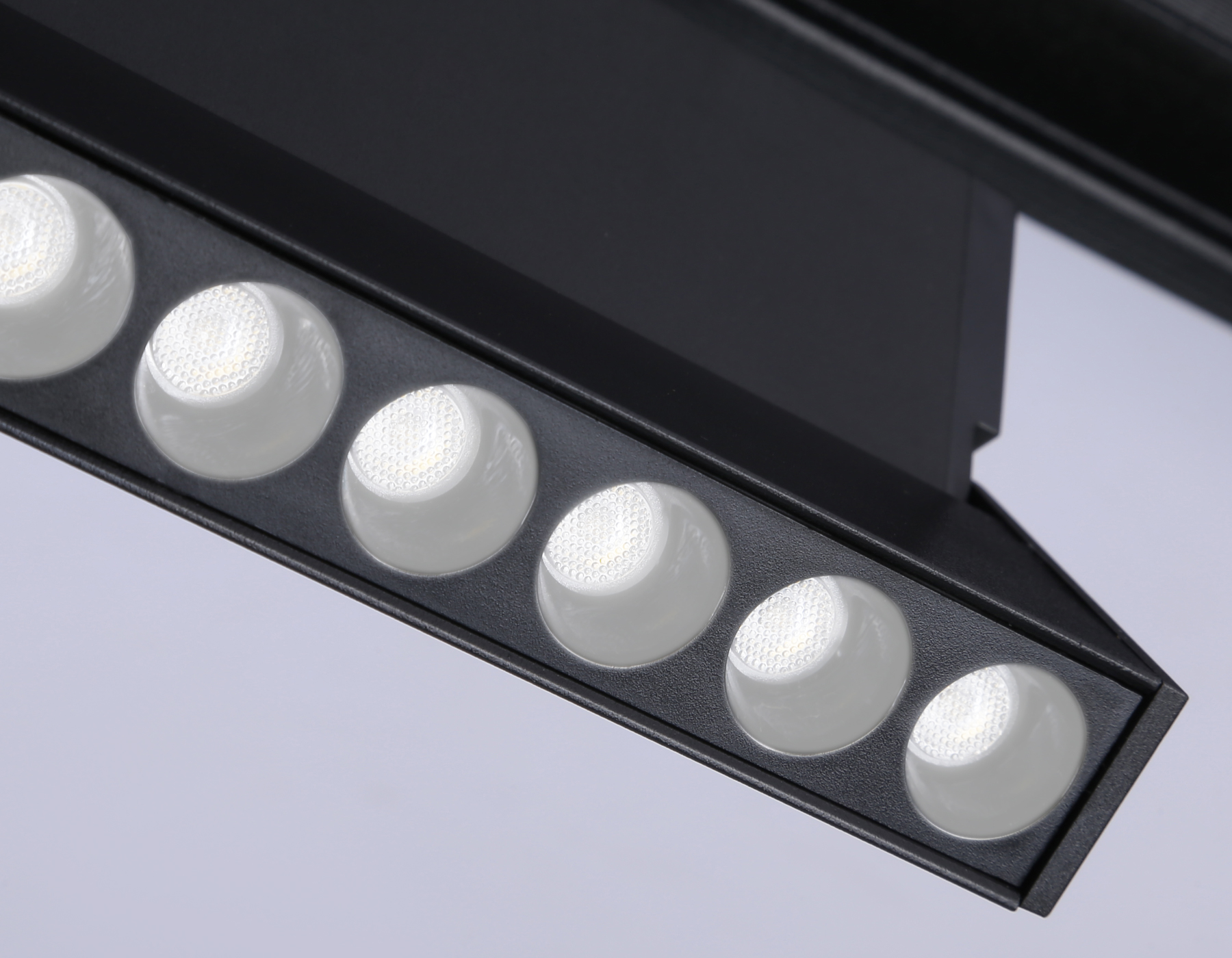 Светильник трековый Ambrella Magnetic GL4081 BK черный 18W 4200K 48V 24° 325*22*45