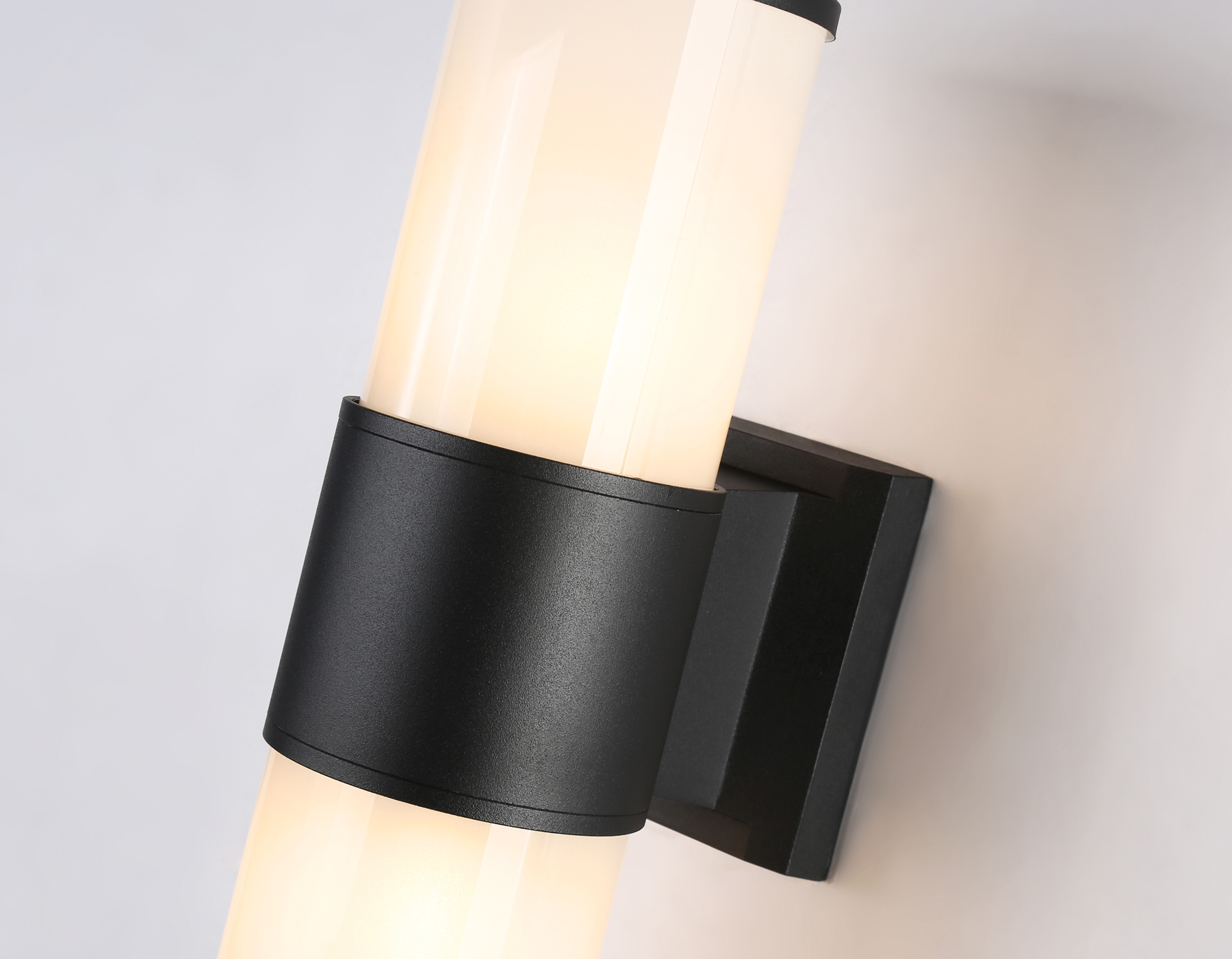 Уличный настенный светильник ST2455 BK/FR черный/белый матовый IP54 E27 max 40W 300*90*155