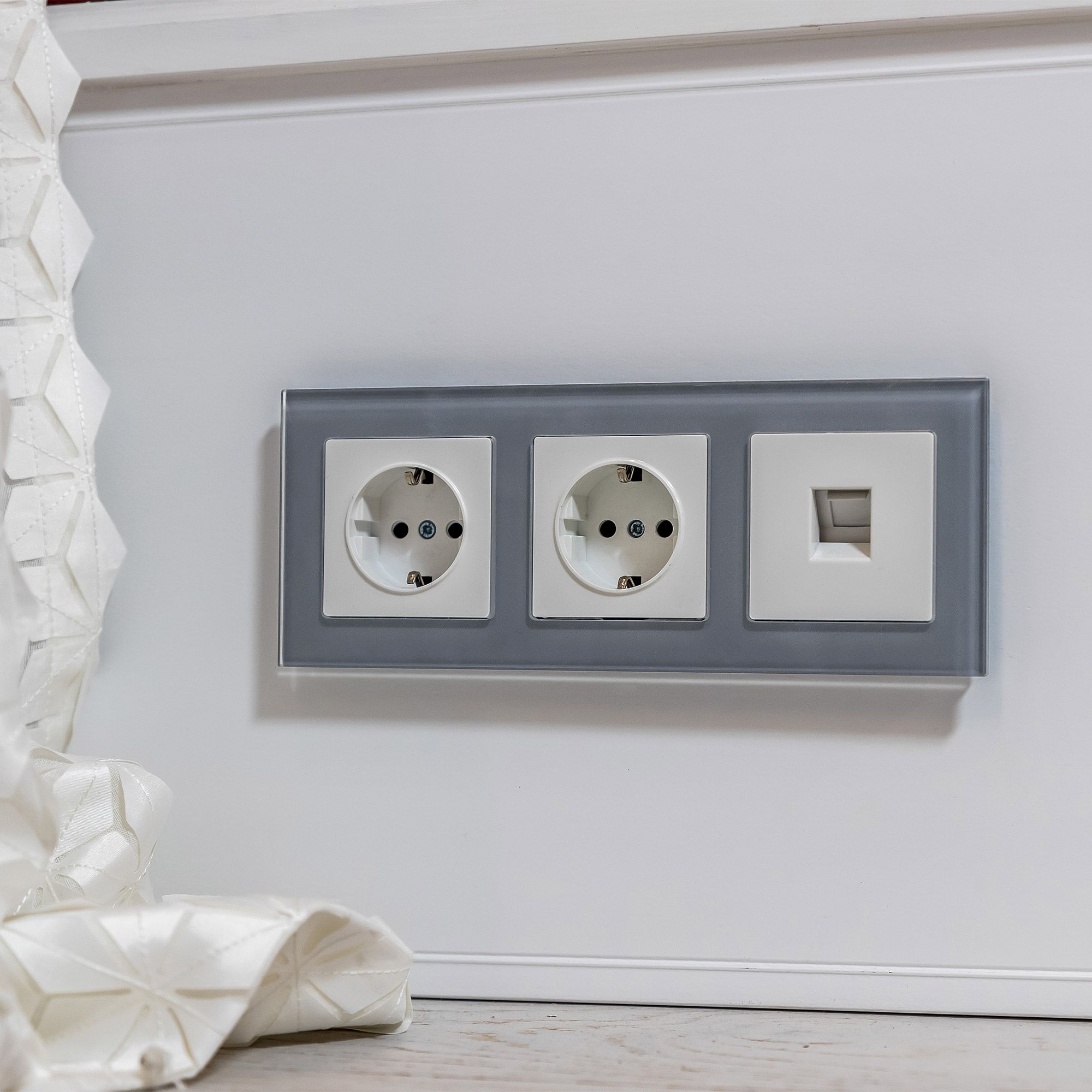 Рамка WERKEL Favorit на 3 поста (серый, стекло) WL01-Frame-03 / W0031115 / a030777