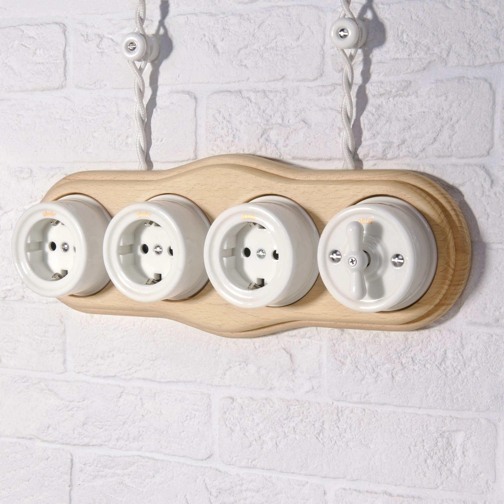 Розетка с заземлением Werkel Retro (белый) WL18-03-01 / W5671001 / a036795