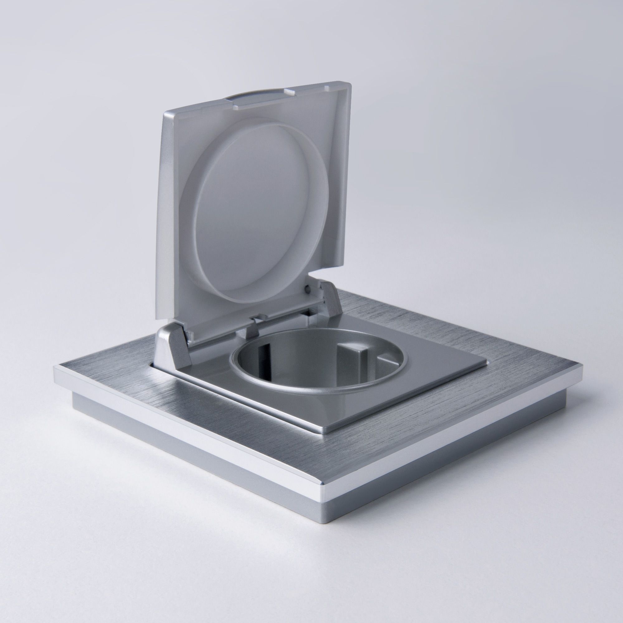 Розетка влагозащ. с зазем. с защит. крышкой и шторками WERKEL (серебряный) WL06-SKGSC-01-IP44 / W1171206 / a029832