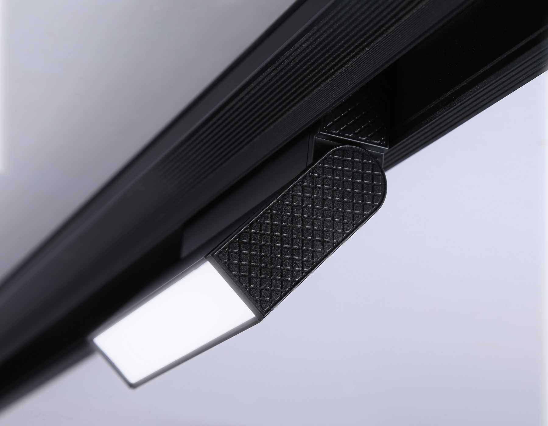 Светильник трековый Ambrella Magnetic GL4059 BK черный IP20 6W 4200K 48V 115*22*105