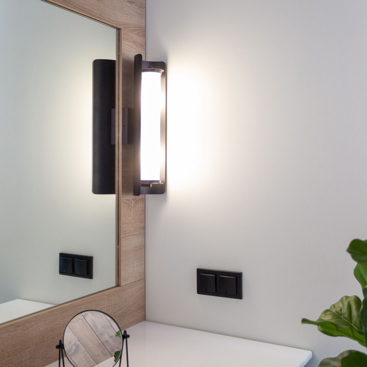 Розетка влагозащ. с зазем. с защит. крышкой и шторками WERKEL (черный матовый) WL08-SKGSC-01-IP44 / W1171208 / a029865