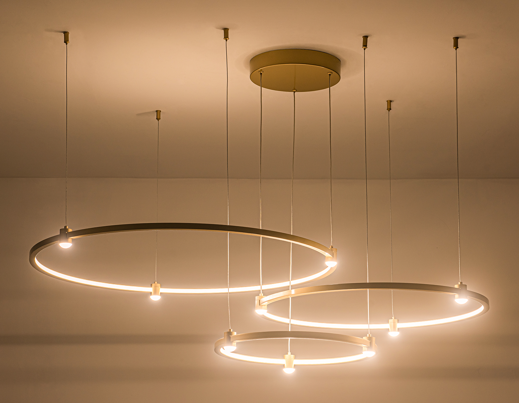 Подвесной LED светильник FL5537/3+9 GD золото 90W 3000K/4200K/6400K D800/600/400*1300 (без ПДУ)