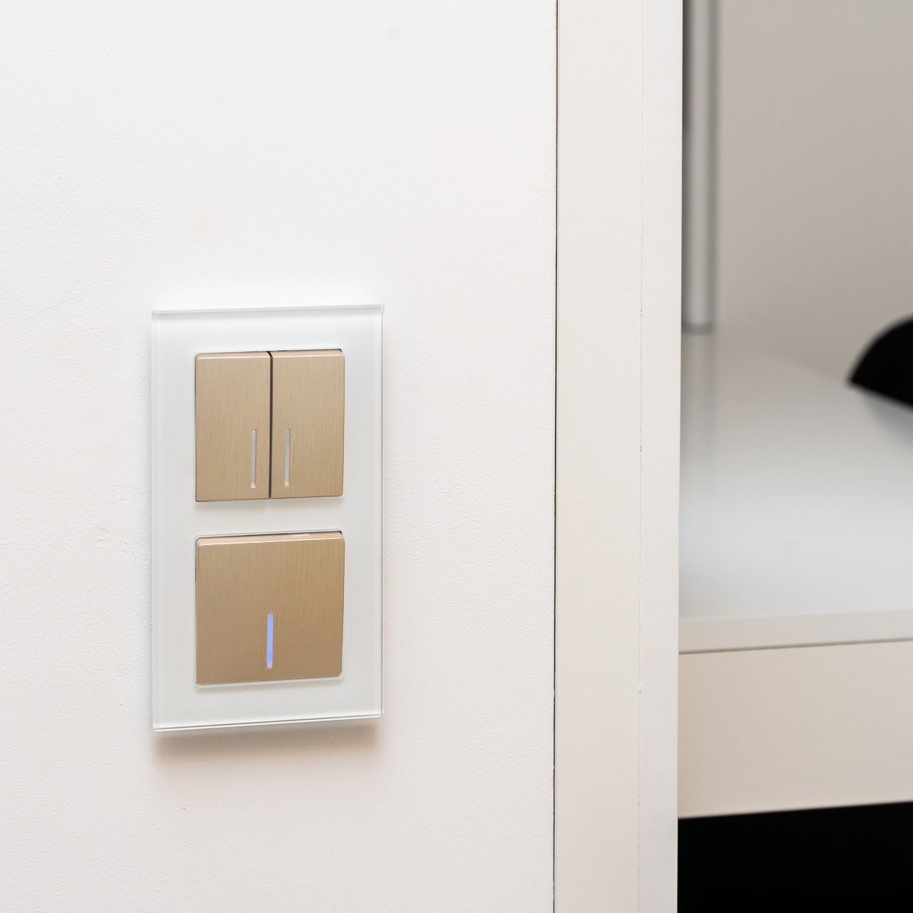 Выключатель одноклавишный проходной с подсветкой WERKEL (шампань рифленый) WL10-SW-1G-2W-LED / W1112110 / a035615