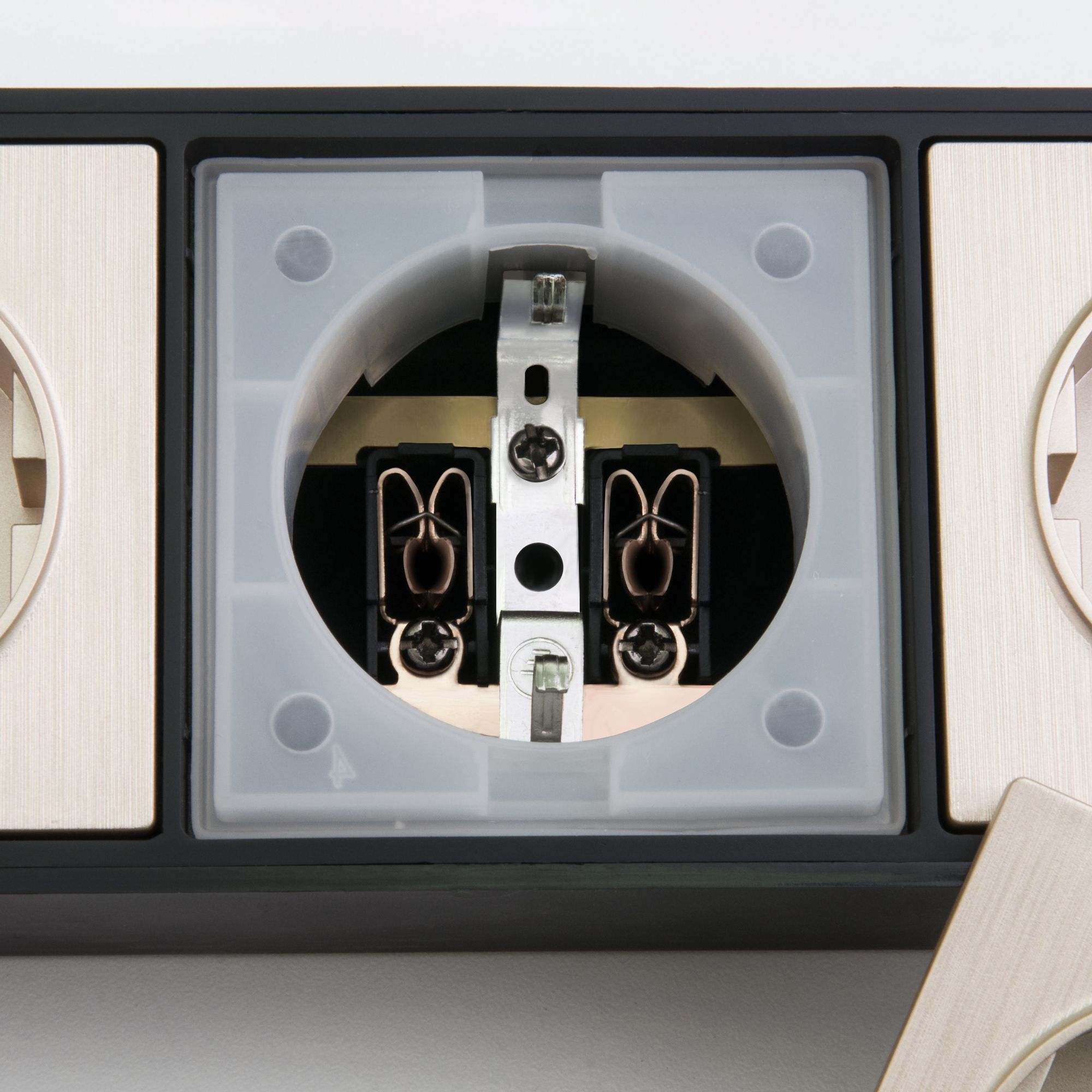 Розеточный блок WERKEL 4-х местный + 3 USB черный/шампань рифленый (WL20-04-03) / W6514944 / a041433